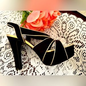 GORGEOUS BLACK AND GOLD HEELS , Great Condition 7.5 M